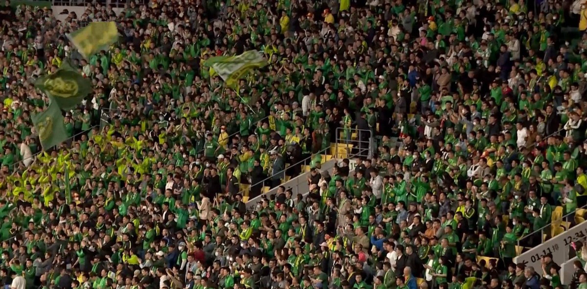 北京国安球迷现场助威最后的胜利,国安球迷攻陷人和主场