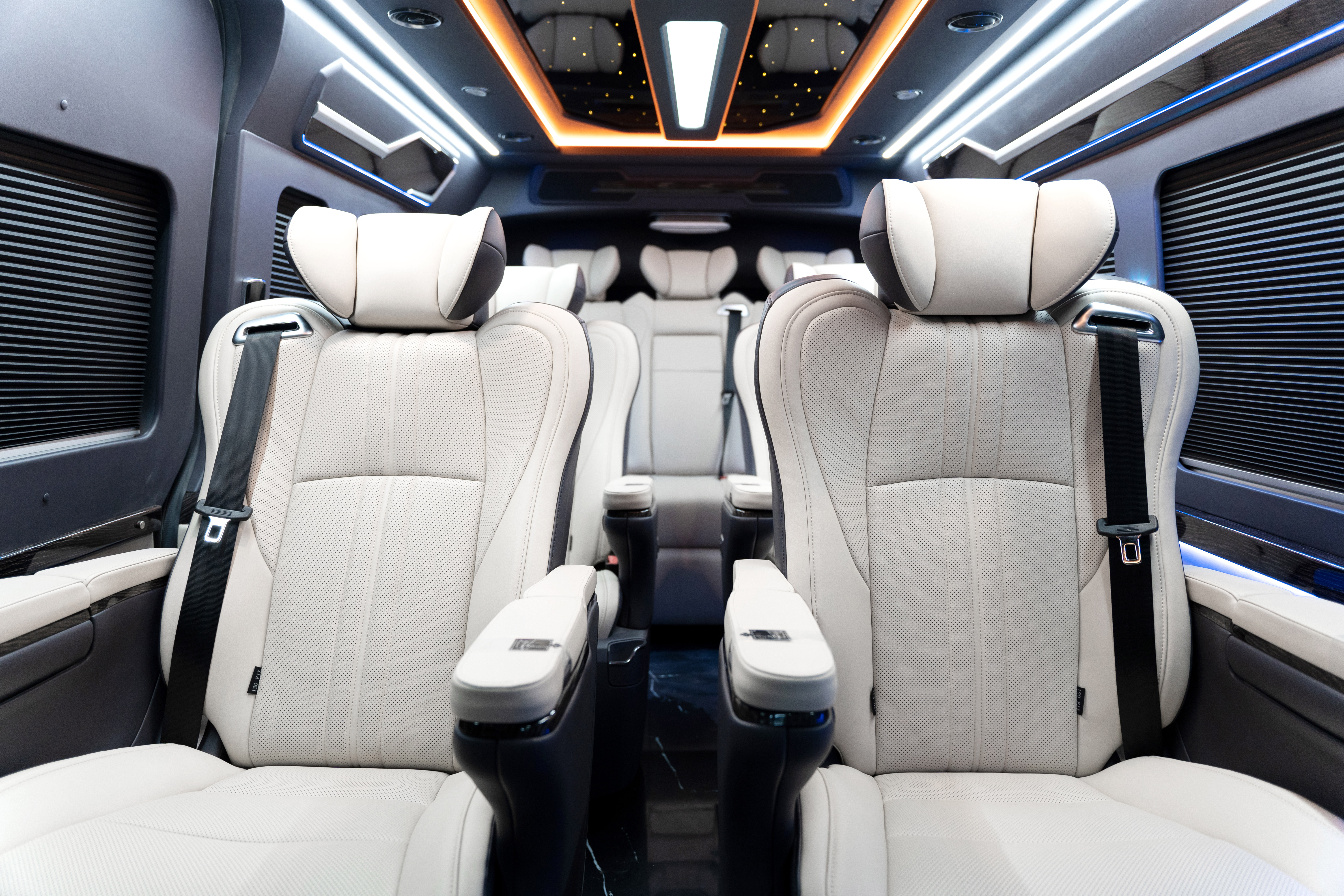 展厅现车丰田海狮7座蓝牌商务车,丰田海狮七座蓝牌中最大的商务车