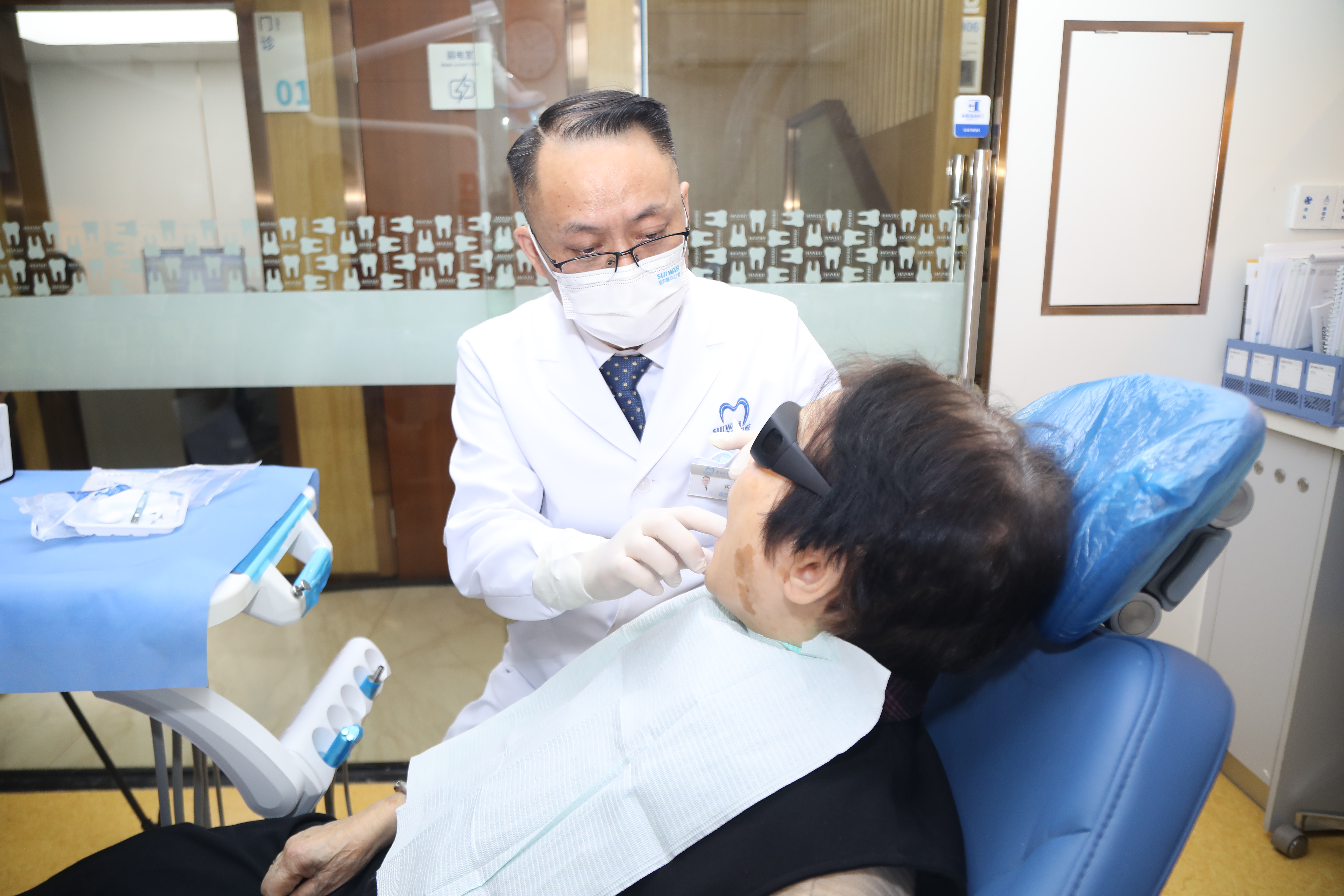 暨大穗华口腔中山八院区开诊，专门为慢性病患者量身打造“假牙”