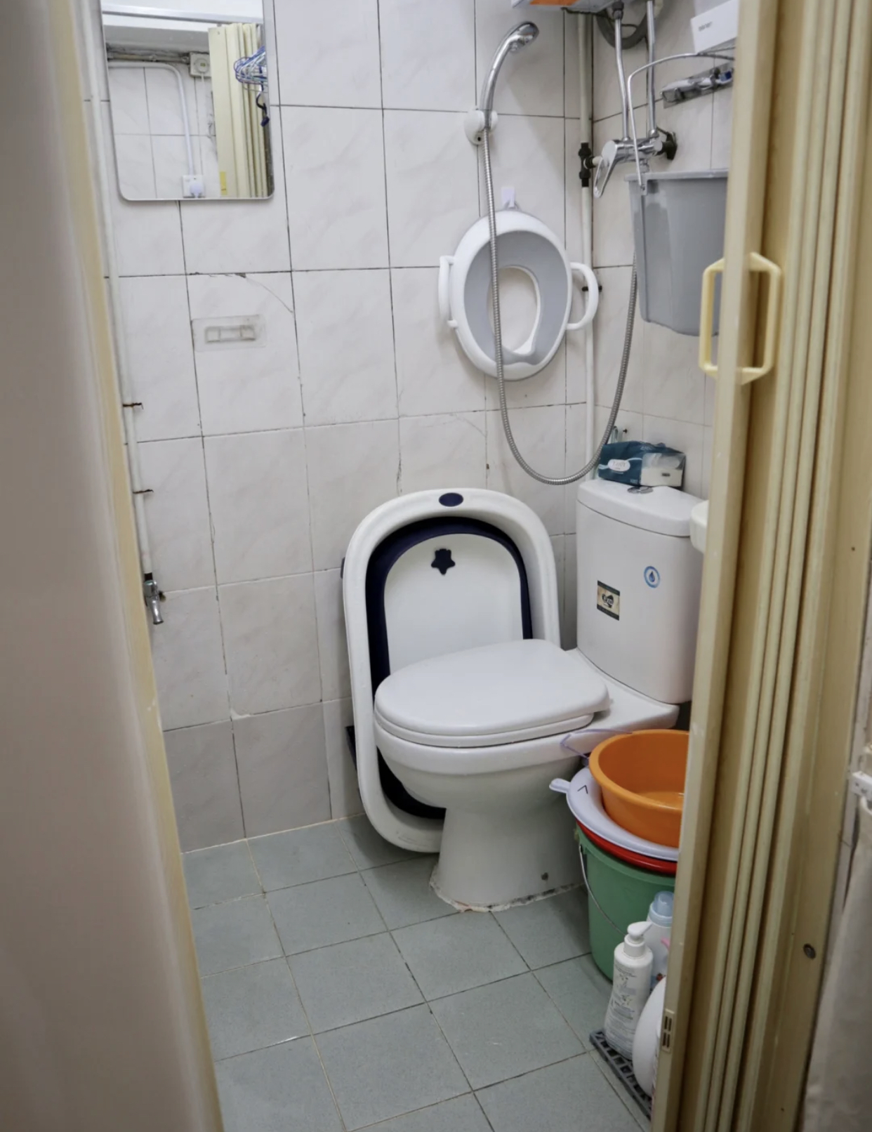 香港一家三口住20平,生活在香港令人窒息劏房