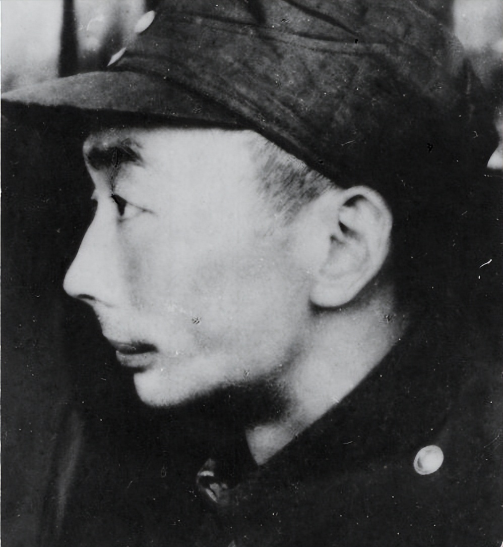 49年淮海战役结束，庆功宴上一位司令员掀桌子，邓公：他是一根筋