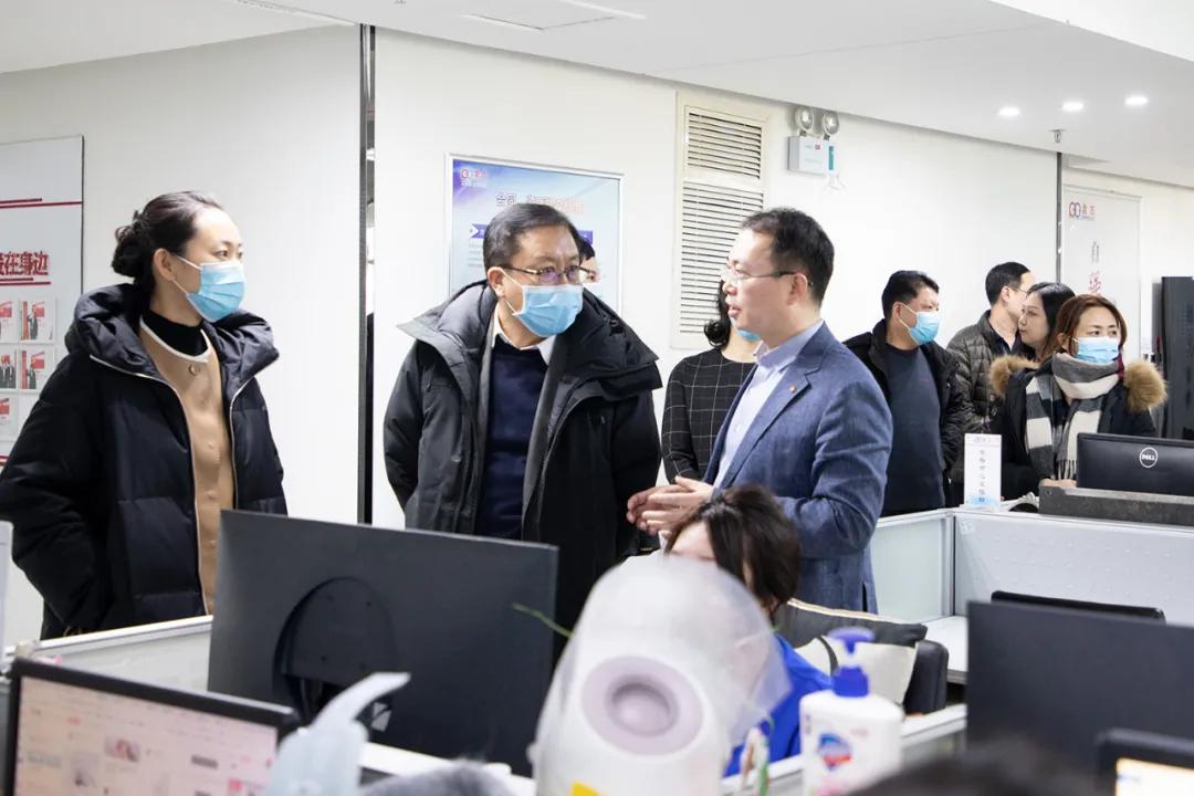 沈阳市总工会*党**组成员、副主席曾庆元一行莅临沈阳盘古走访慰问