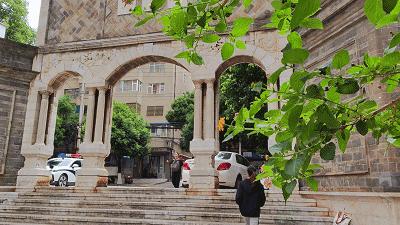 昆明翠湖春晓的那块石碑照片,翠湖牌坊