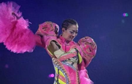 半露*裤内**和下胸？这些女明星派真是把“诱惑”推到了极限