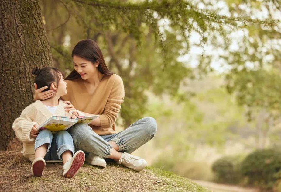 女孩发现被偷拍勇敢出击,12岁女孩被偷拍事件