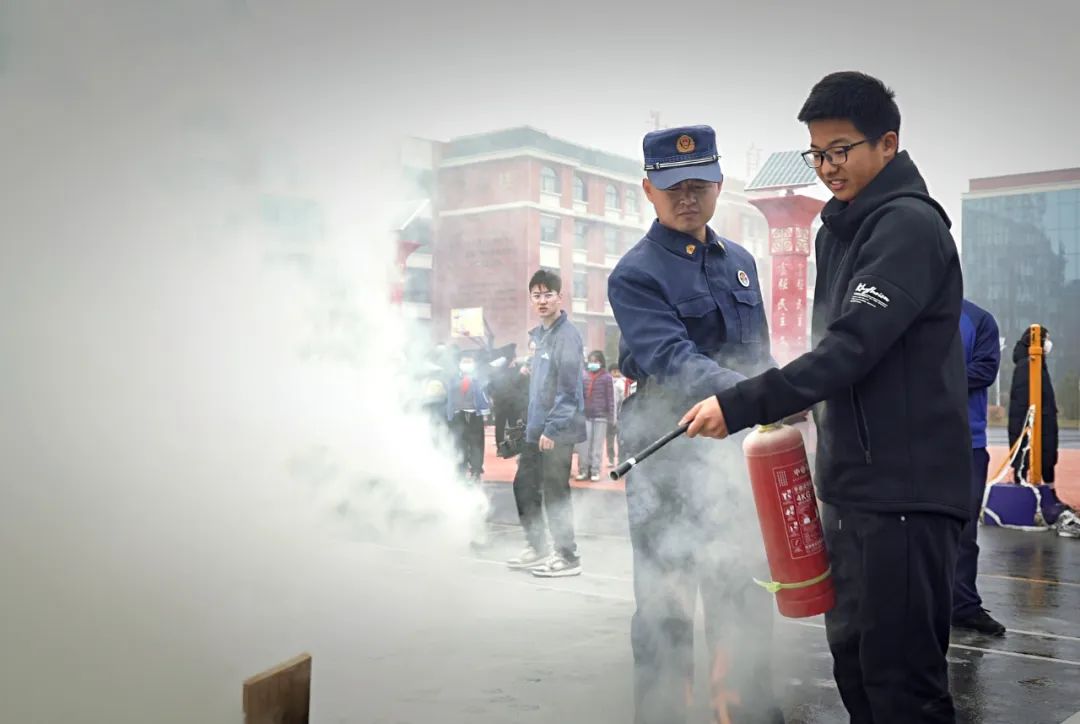 消防安全进百校宣传教育系列活动,走进学校开展消防安全宣传第一课