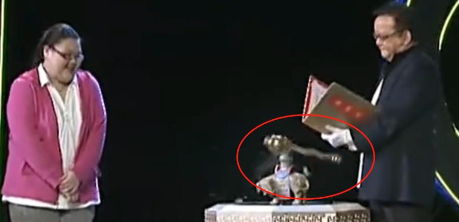 王刚失手砸碎2亿真古董是哪期,天下收藏王刚砸杯子视频