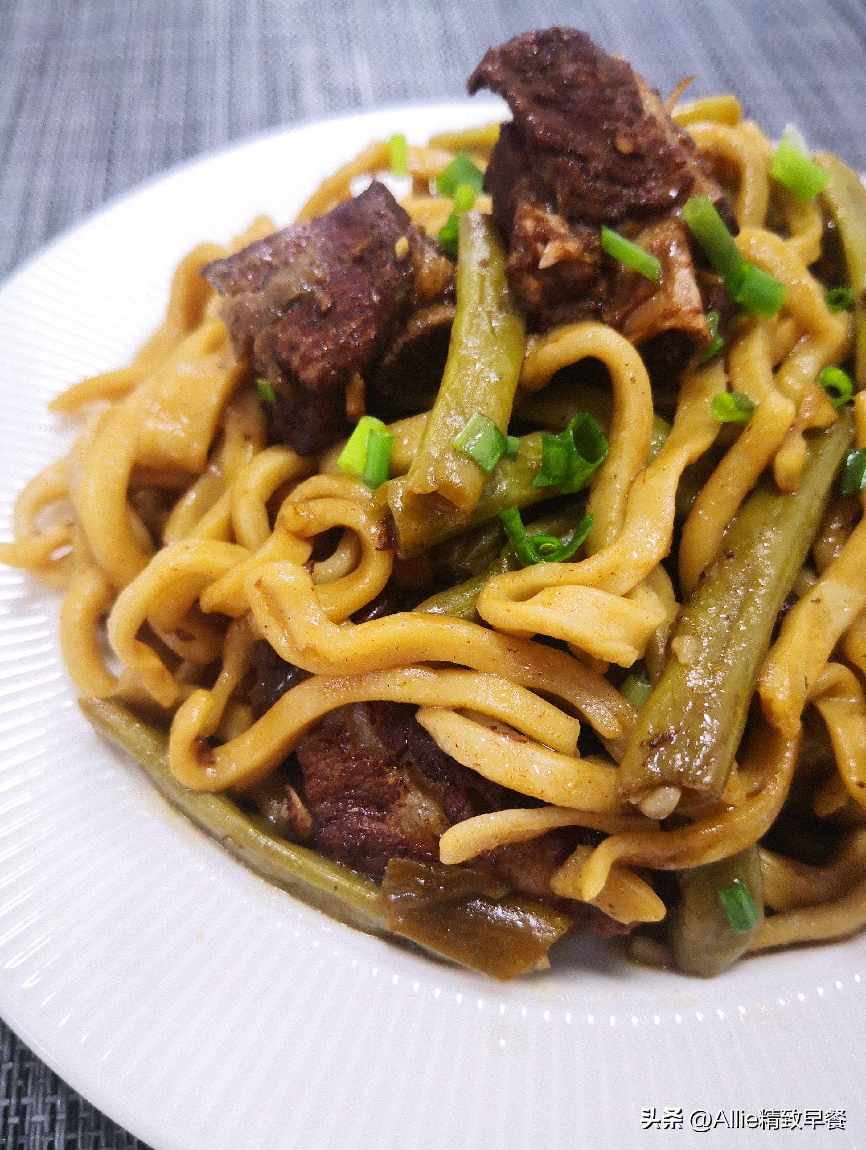 生面条做焖面怎么老是粘锅,焖面怎么做才能软烂不粘锅