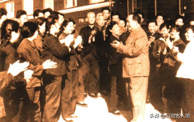毛主席途经天津，问起狗不理包子取名缘由，一列车员回答引人大笑