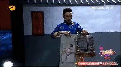 春晚魔术邓男子解析,2022春晚魔术邓男子让谁拿魔方了