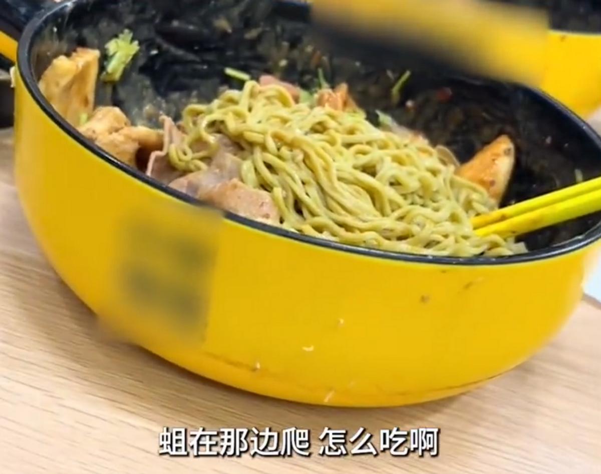 女子吃麻辣烫身体查出很多虫,女子麻辣烫吃出虫子