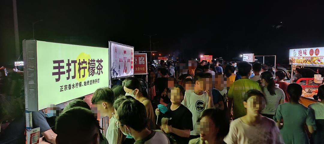 南宁网红夜市喧嚣背后：一天清理两大车垃圾，摊主清早赶来“占位”