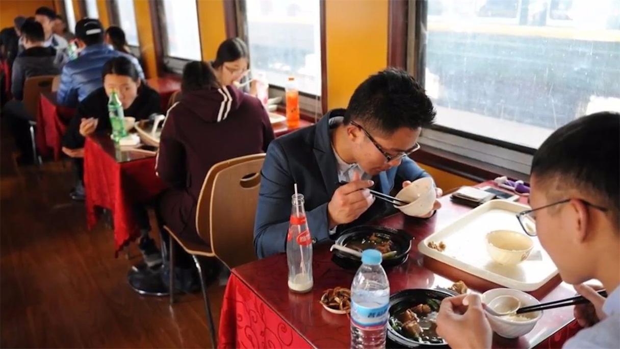 火车上的盒饭为啥卖不掉,为什么火车几十份盒饭也卖不掉