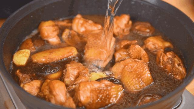 自己在家做黄焖鸡要用高压锅吗,在家不用黄焖鸡料怎么做黄焖鸡