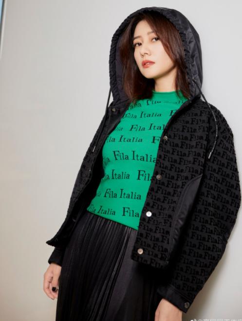 38岁女神高圆圆墨绿大衣出镜,高圆圆藏蓝色大衣搭配图片大全