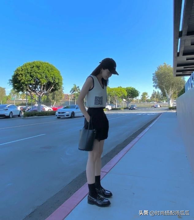 扔掉你的小白鞋吧,过时了!满街都是“乐福鞋+短袜”,特洋气