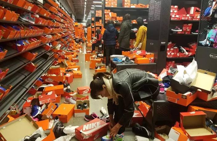 失去中国市场悔不当初！代工厂裁员不是尽头，耐克疯狂打折去库存