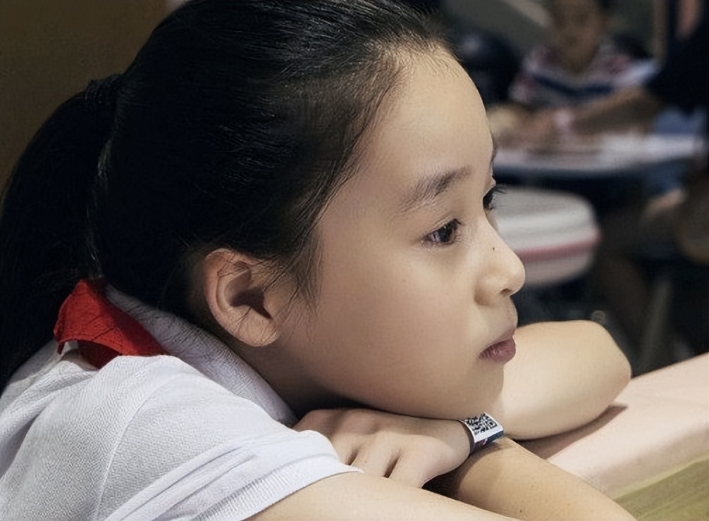 女大学生抱怨父母偷喝矿泉水,女大学生买了一箱矿泉水