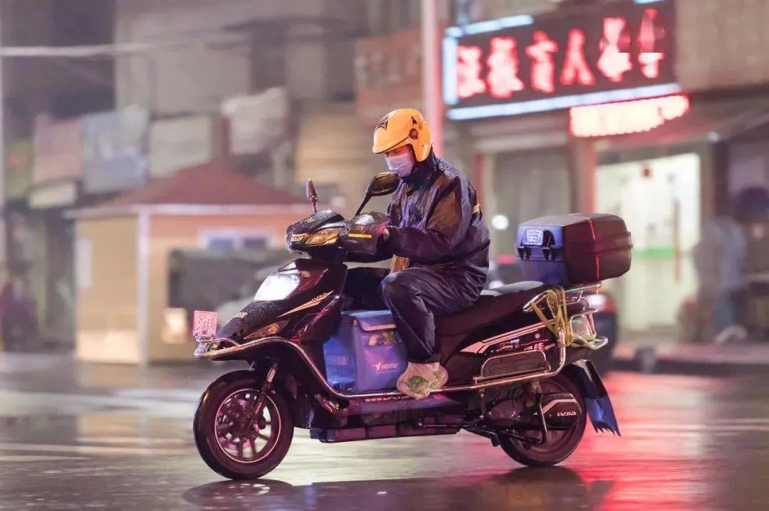 脱下长衫当了三个小时外卖小哥，我就落荒而逃了