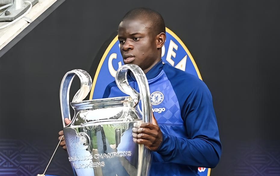 本泽马确定离开皇马十四载,足坛三大中锋本泽马