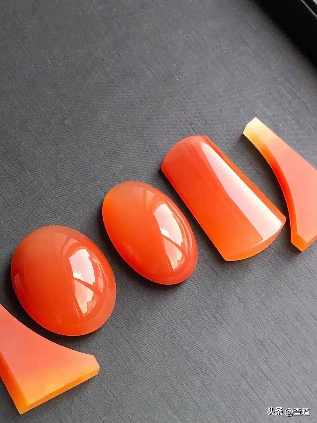 黄龙玉和翡翠哪个好养,黄龙玉和翡翠哪个好看