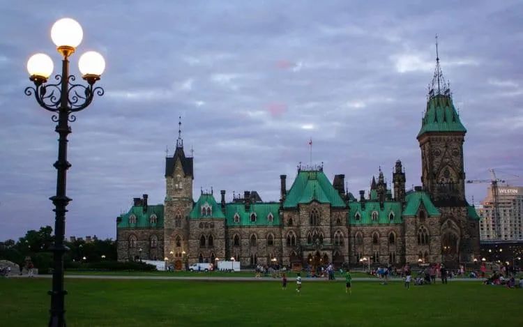 7月去加拿大旅游需要带的东西,加拿大枫叶季深度游