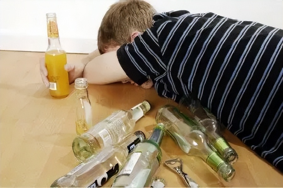 男子喝酒突发心脏病抢救,男子喝药酒突发心脏骤停