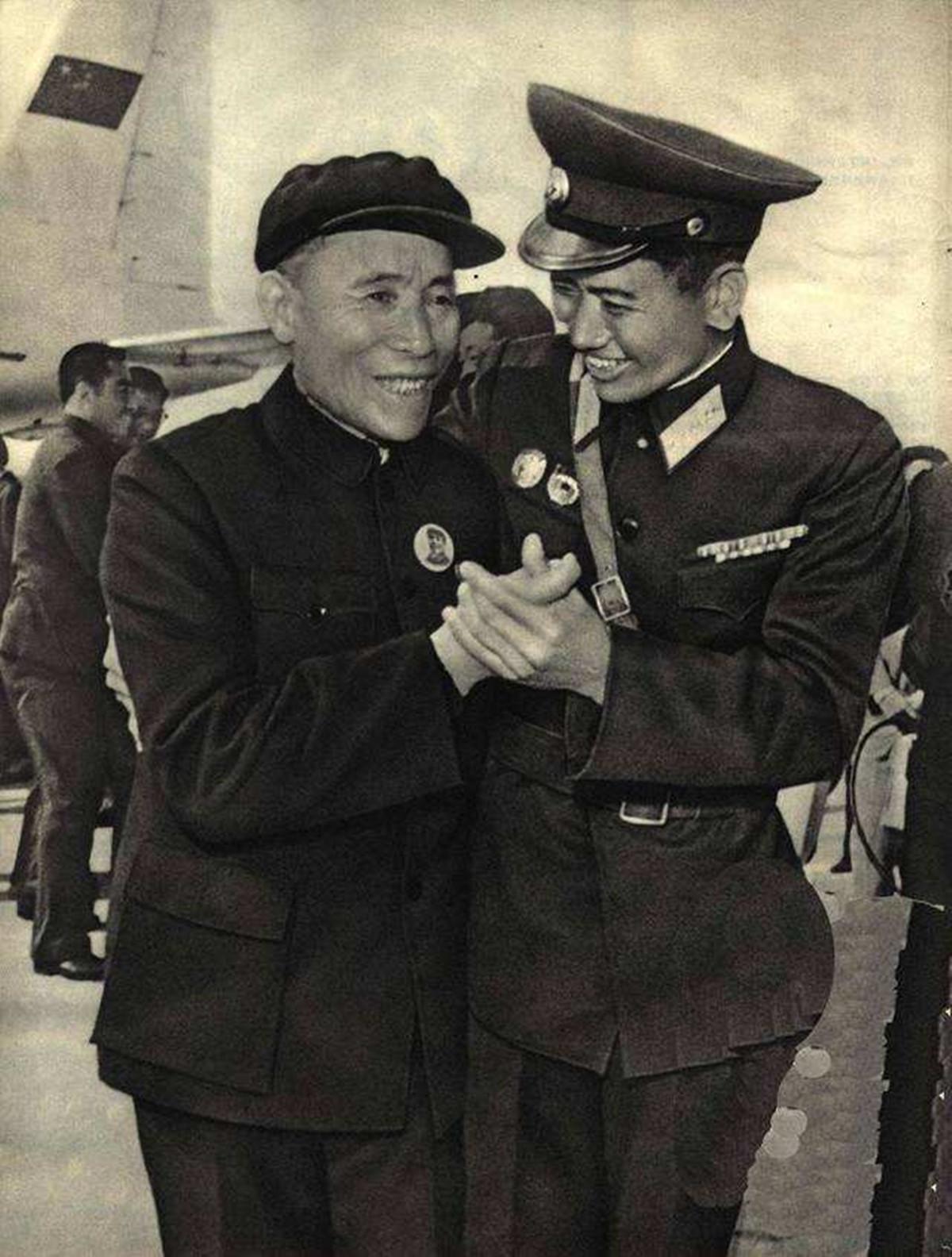 今天是罗盛教牺牲71周年，他从冰下救的朝鲜少年崔莹后来如何？