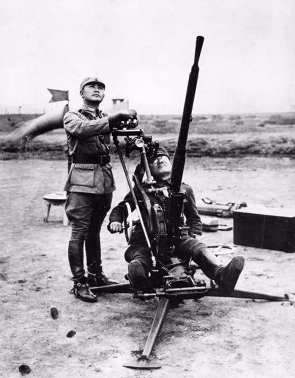 孩子吸吮母亲干瘪的乳房!42年河南饥荒真实场面,比电影残酷十倍