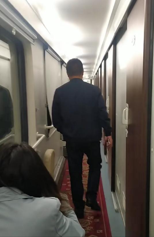 男子买硬座进卧铺教训乘务员,男子占卧铺反教育乘务员后续