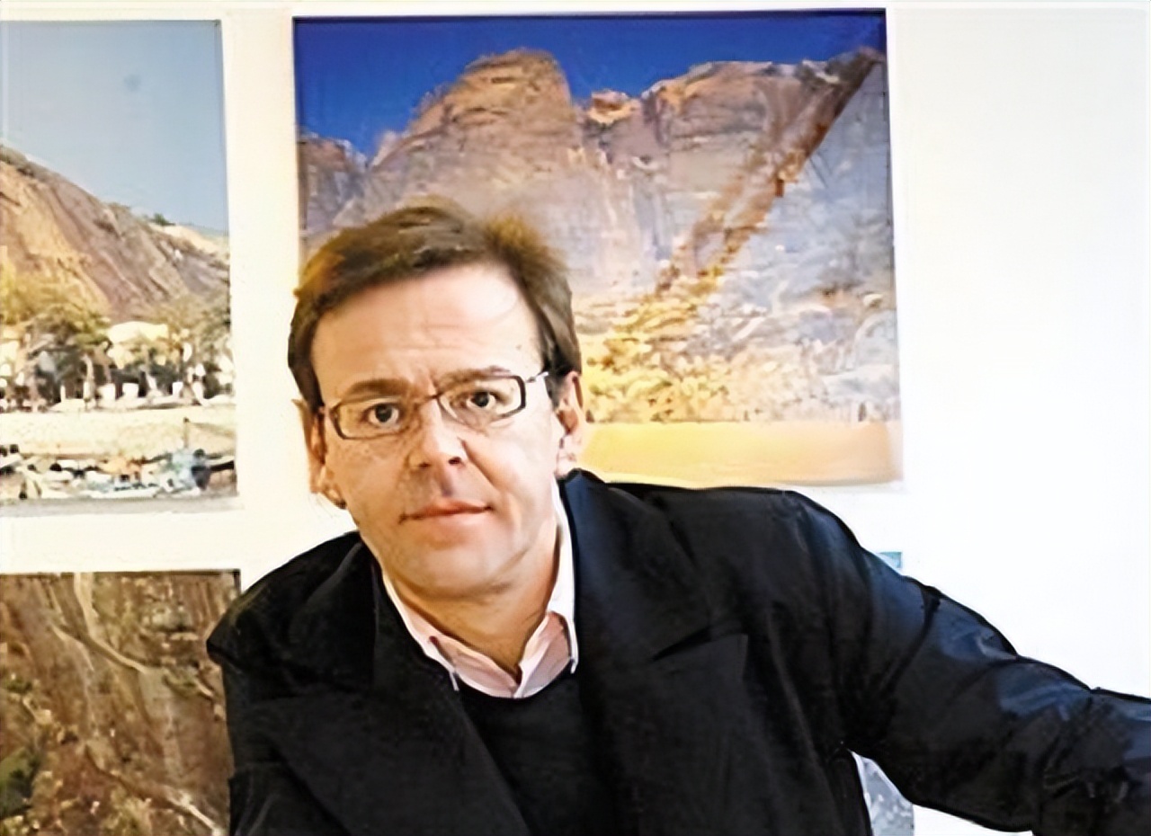 1997年,男子给活猪纹身,还把猪皮卖给了香奈儿,一张猪皮赚51万