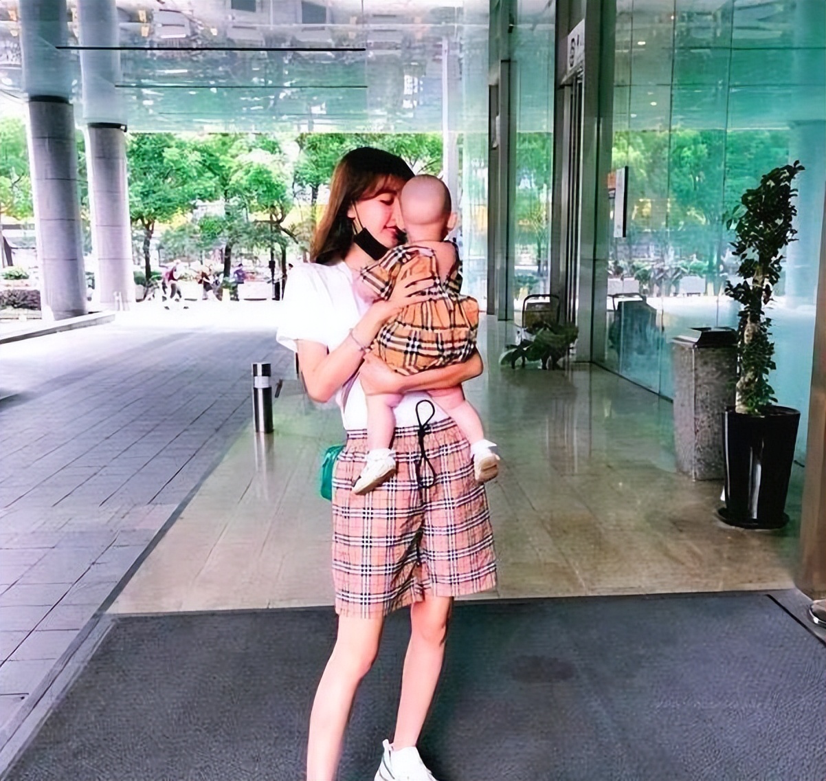 孙怡晒4岁女儿正面照！大福有大脑门、长睫毛，被妈妈称为小小董