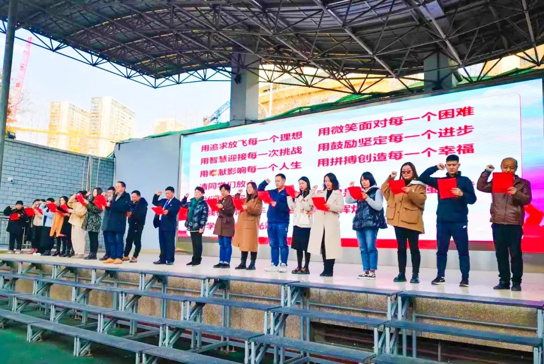 开学季校园展示打卡,开学啦冰墩墩小学生积极向上图片