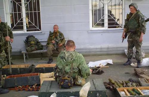 断腿不下战场，单挑百人抢回战友遗体，俄罗斯“平头哥”折服普京