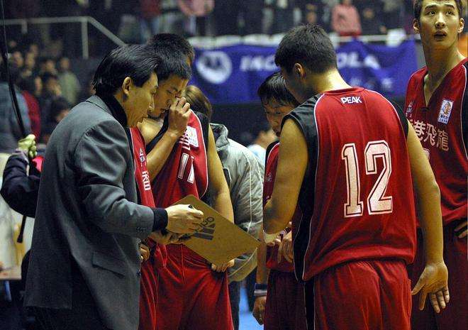 因不满裁判判罚被罚去对手球场,cba篮球争议判罚大合集