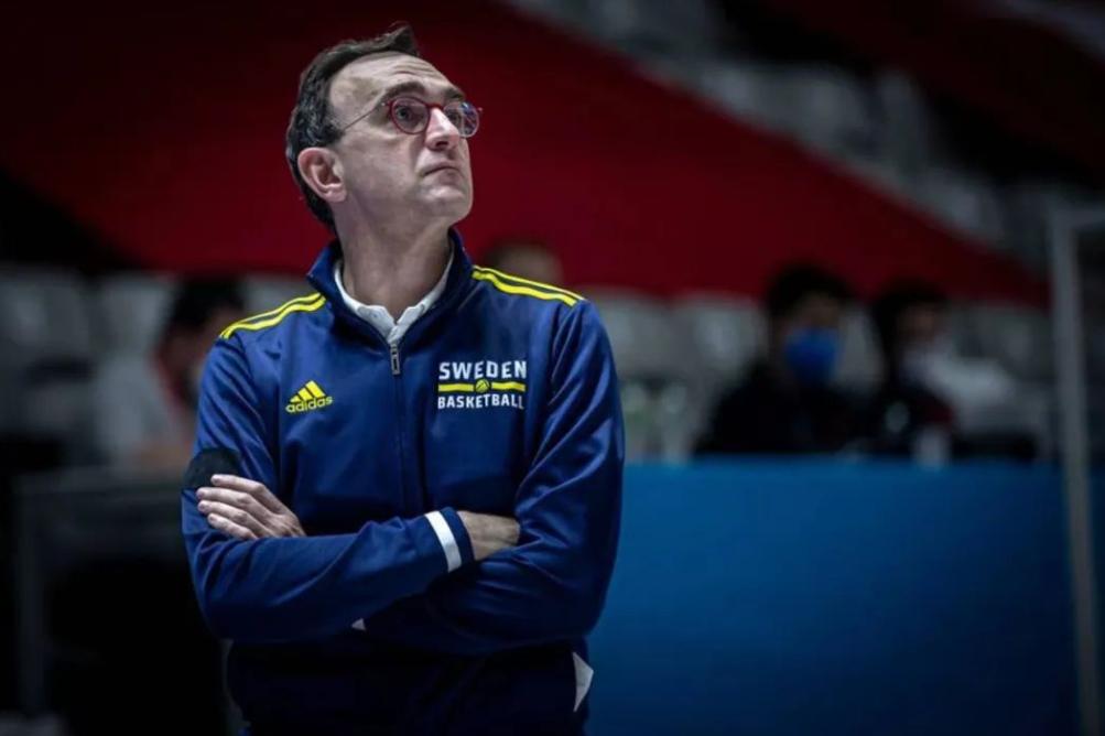 辽宁队主帅杨鸣被罚出场,乌戈洛佩斯和杨鸣都是教练吗