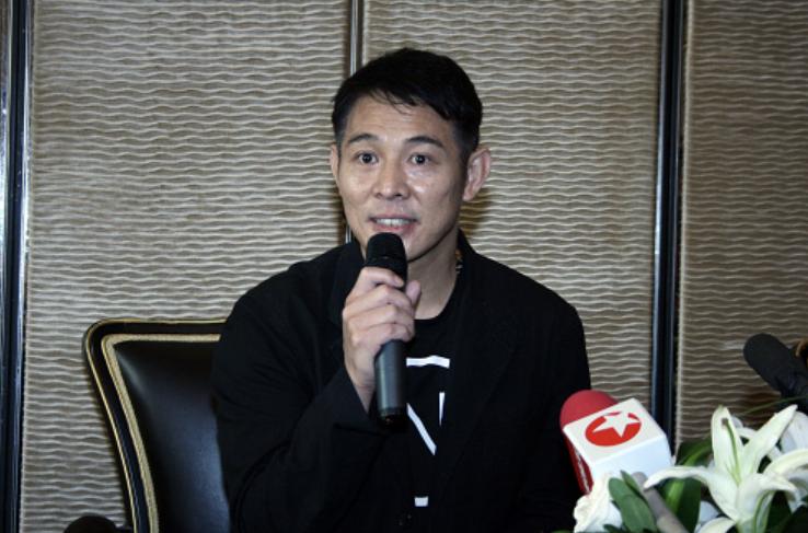 原来吴京真没吹牛！李连杰出脚就是杀人技，计春华：我抗不住一脚