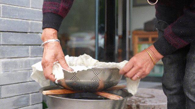 日本网红中国人吃粽子,中国人吃粽子有1600多年了吗