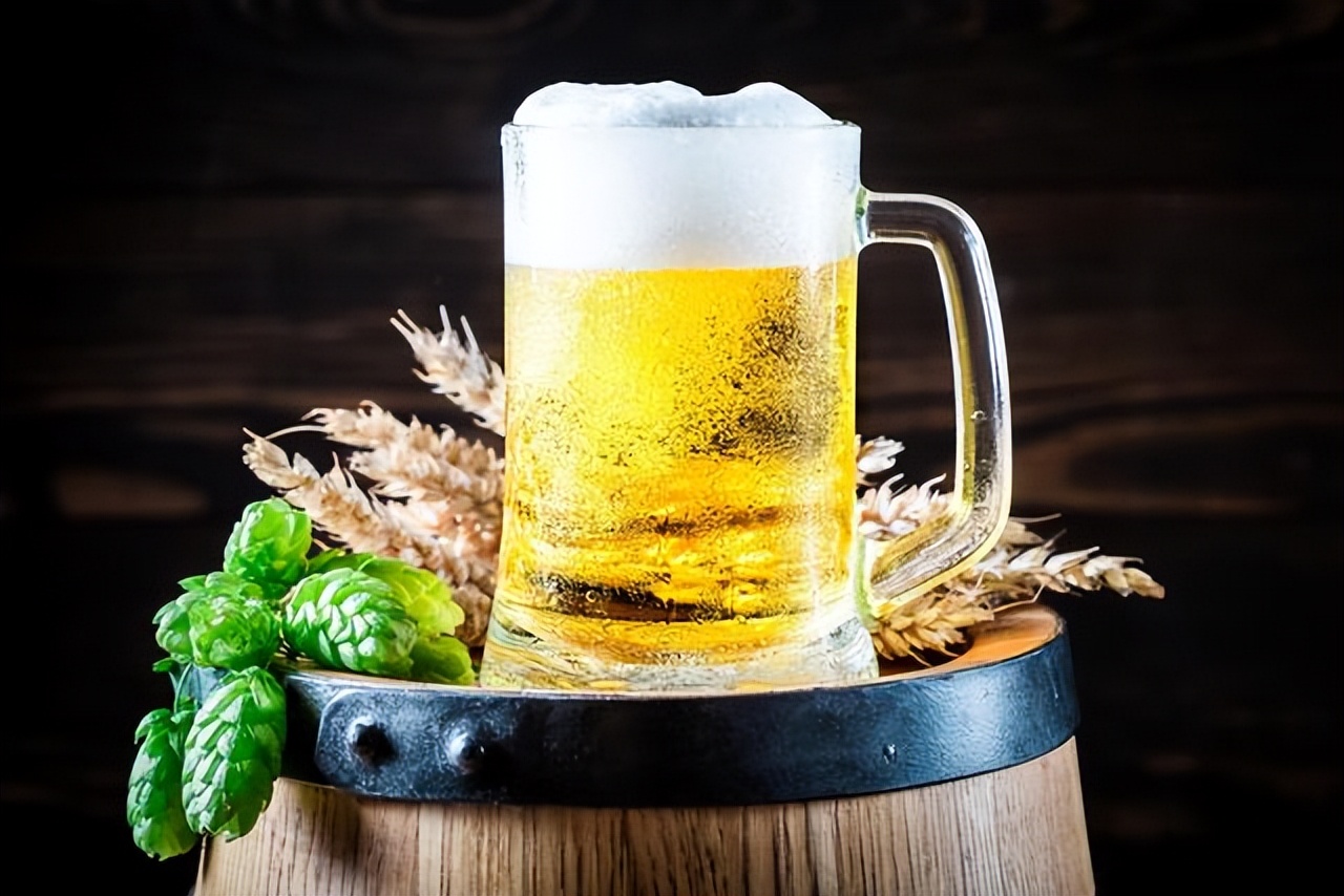 每晚喝一瓶啤酒的人会怎样,每天喝1瓶啤酒会怎样