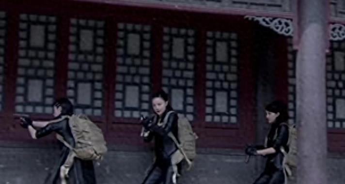 牛角胸罩，诱惑式舔刀尖，这些颠覆三观的镜头，看完让人一言难尽