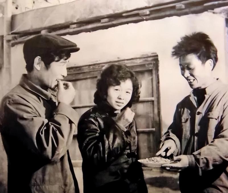 零食巨头三只松鼠终于跌下神坛,三只松鼠高端炒货