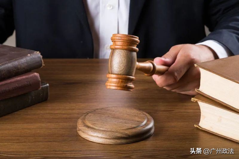 羽毛球击中眼睛怎么处理,打羽毛球撞到眼睛该负责吗