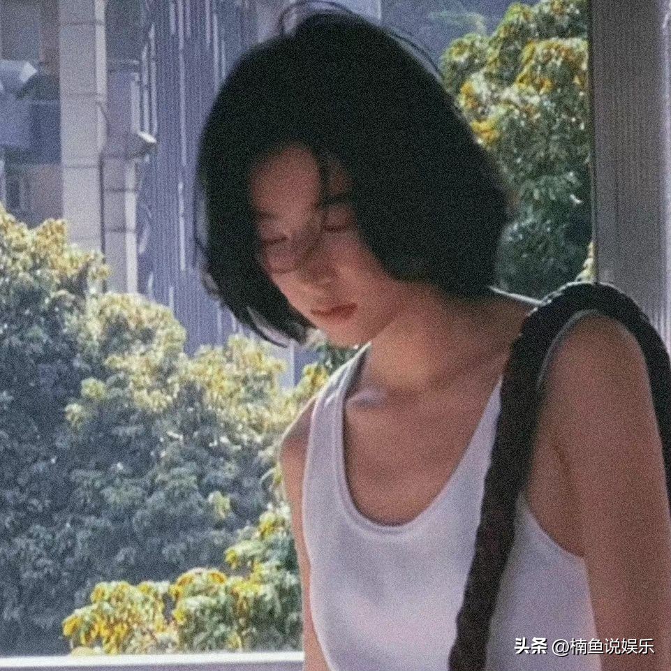 周雨彤惊艳高级感,张子枫和周雨彤的穿搭风格