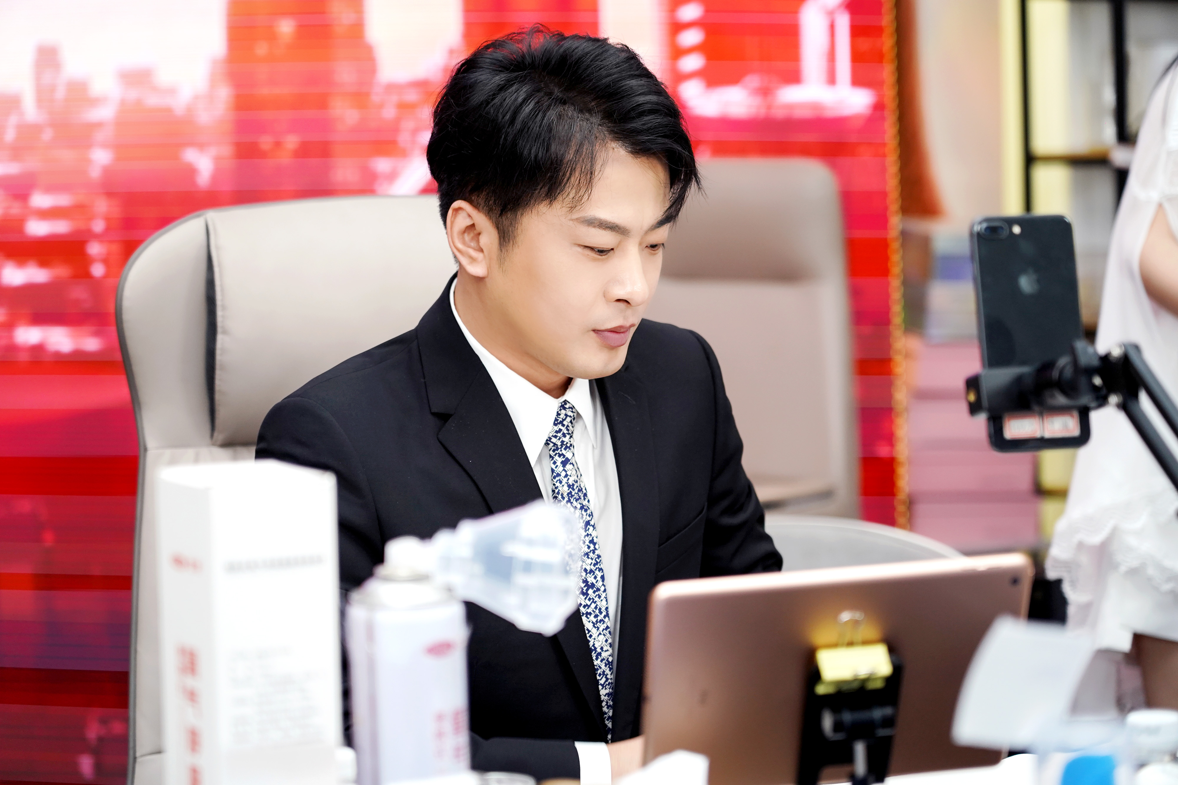 辛巴辛有志助农视频,辛巴带领辛选奔赴在公益路上