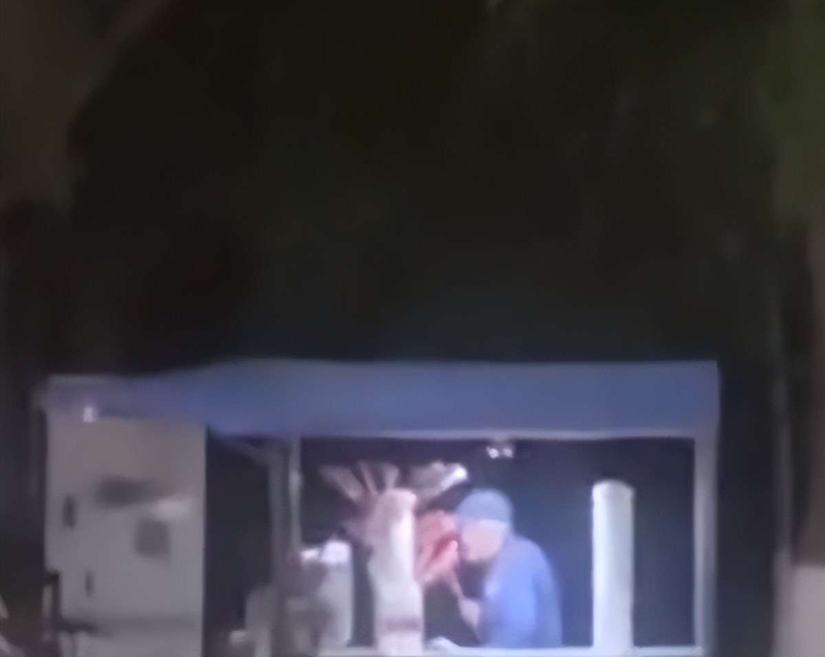 怕糖葫芦化的老人,用嘴含水喷糖葫芦