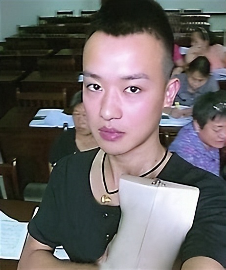 90后转行做月嫂,90后小伙转行做催乳师