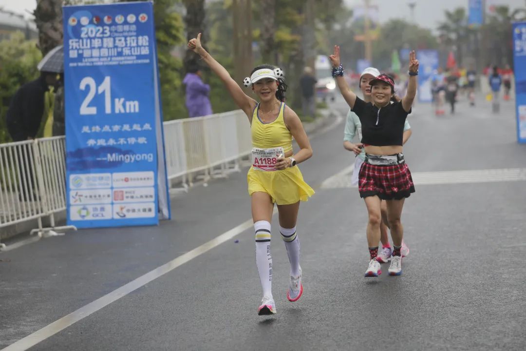 万人一起骑马的视频,万人齐跑马拉松