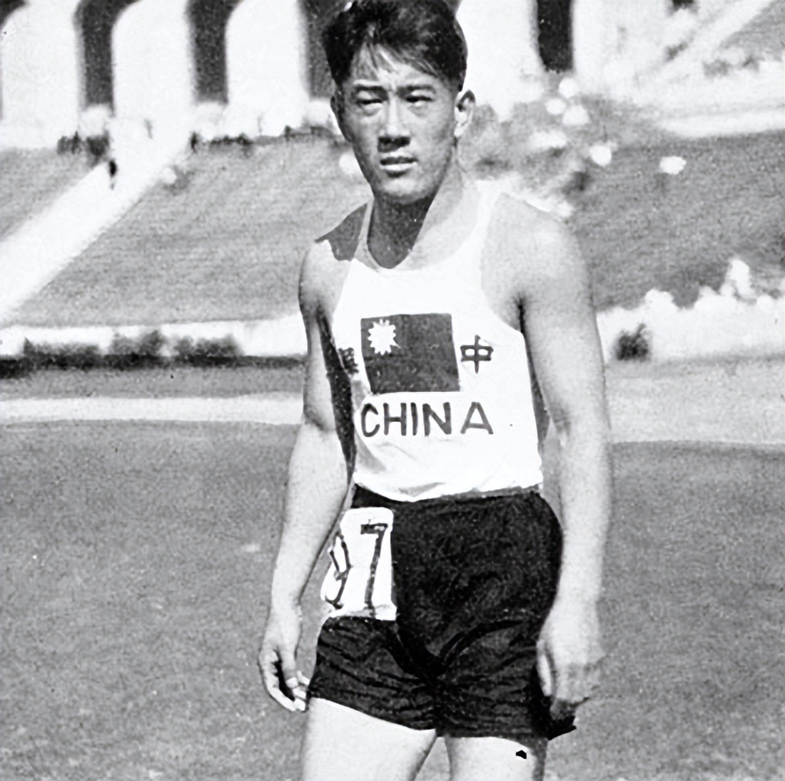 贺龙军衔编号001，因何毛主席不让他管*队军**，而让他去搞体育？