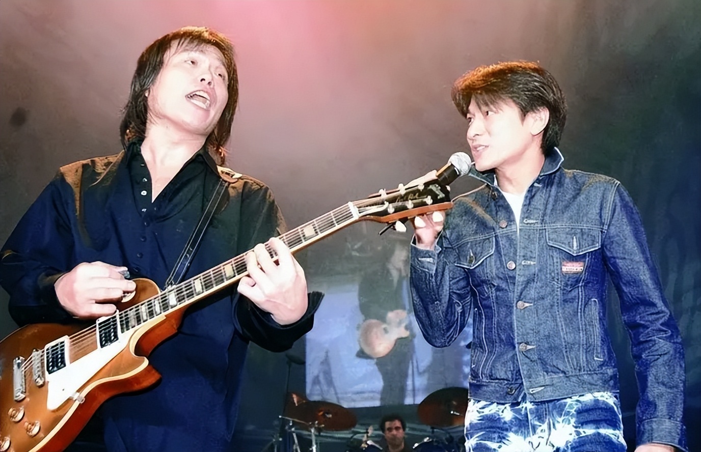 伍佰神级演唱会大合集,伍佰为什么被称为摇滚皇帝