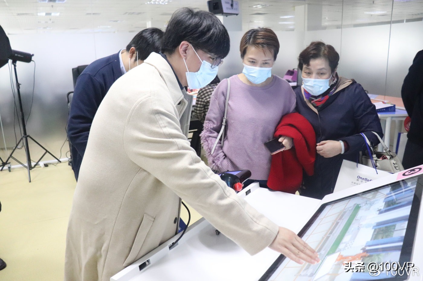 厦门市人社局走进凤凰创壹参观体验元宇宙最新技术